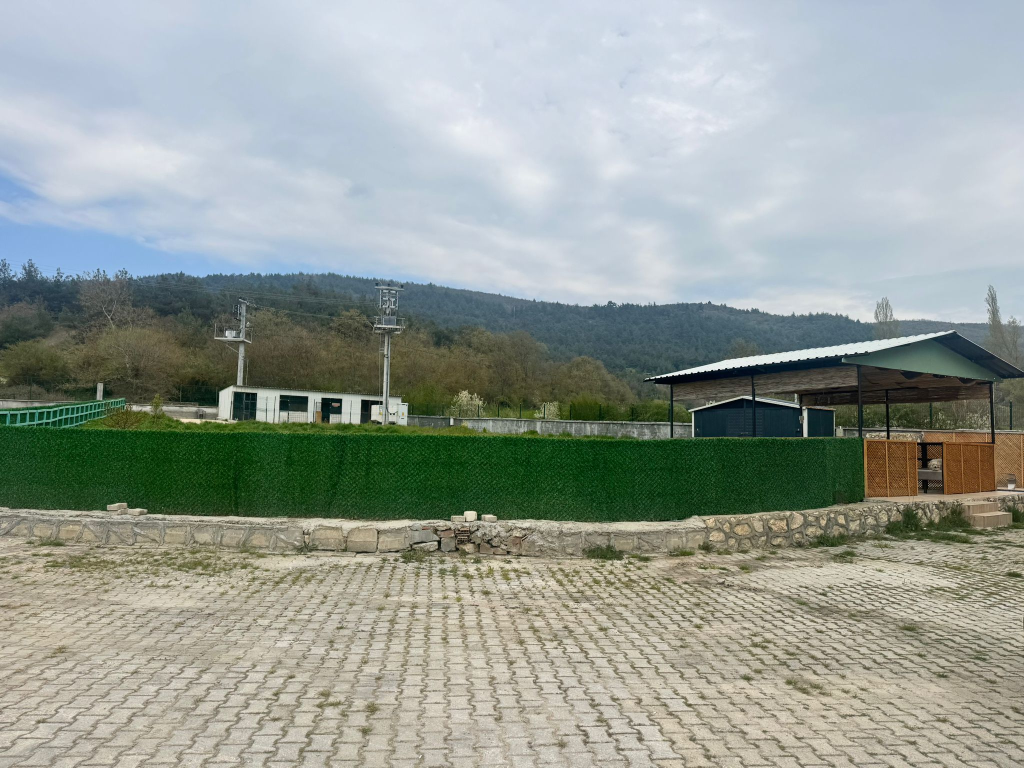 Tesis Yeşil Çitli Alan